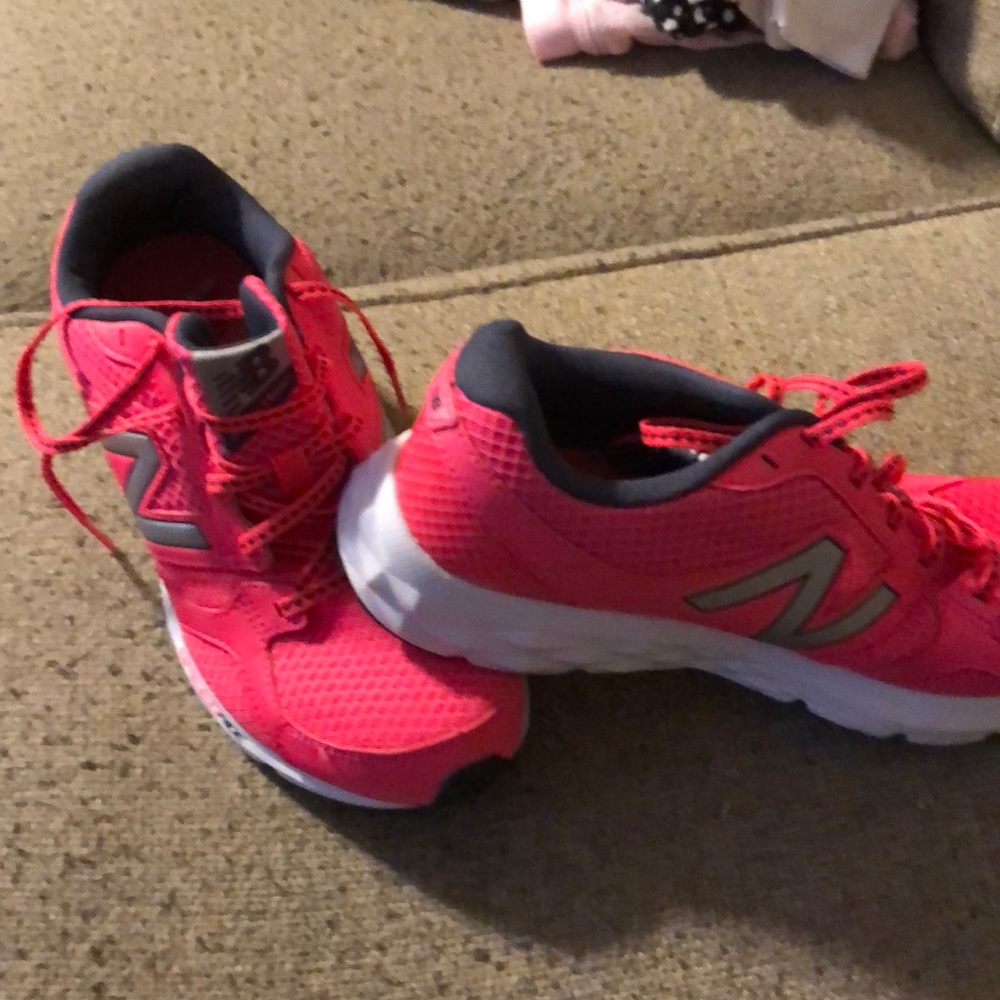 Tennis shoes